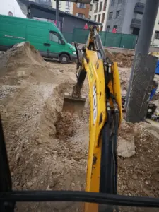 Багер копае канал кърти дум