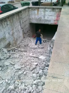 Човек кърти в подлез