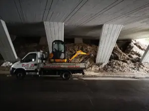 Камион с багер кърти дум