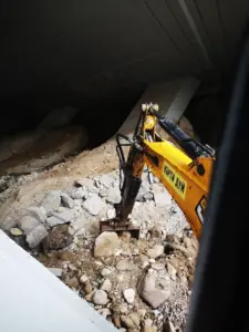 Багер копае кърти дум