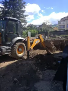 Голям багер копае кърти дум