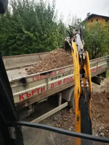 Багер пълни камион с пръст кърти дум