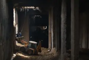 Работници къртят докато са на багер