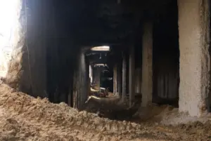 Общ изглед на къртещи работници на багер