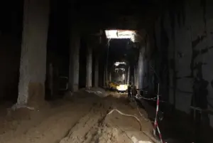 Работници къртят в метостранция