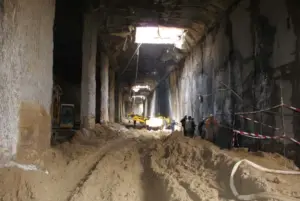 Работници къртят в метостранция 2