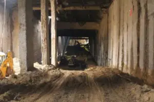 Работници къртят в метостранция 3