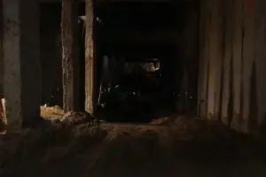 Работници къртят в метостранция 4