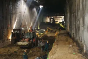 Работници къртят в метостранция 5