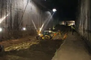 Работници къртят в метостранция 7