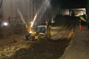 Работници къртят в метостранция 8