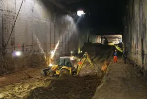 Работници къртят в метостранция 9