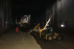 Работници къртят в метостранция 10