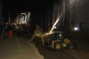 Работници къртят в метостранция 11