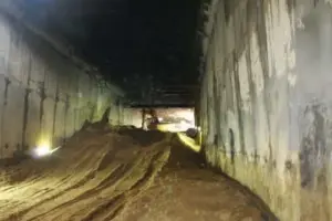 Работници къртят в метостранция 12