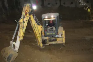 Работници къртят в метостранция 13