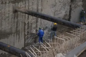 Работници къртят