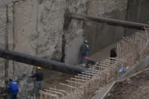 Работници къртят стена