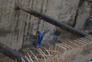 Работници изкъртват стена