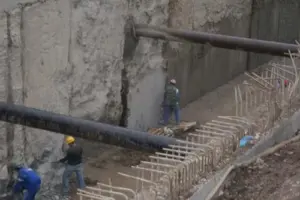 Екип кърти стена