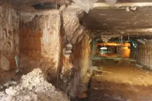 Изкъртен ълъг на две стени