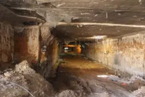 Подлез с изкъртени стени