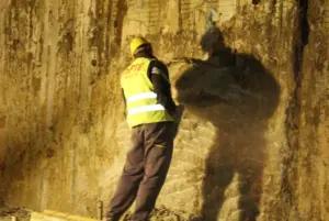 Работник кърти в метрото