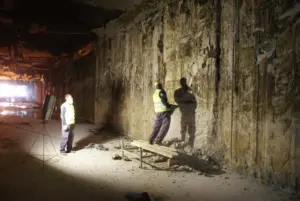 Работници къртят в метрото