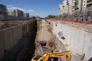 Багер кърти камион извозва