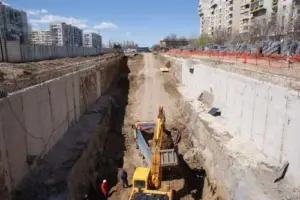 Багер плъни камион с пръст за извозване