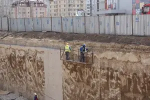 Работници къртят на открито