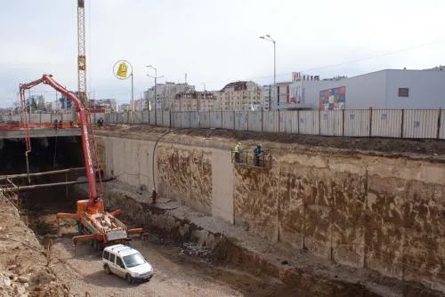 Работници и кран къртят на открито