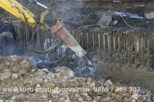 Багер кърти бетон