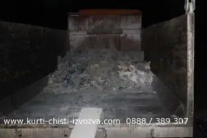 Камион със строителни отпадъци