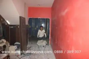 Човек бута количка със строителен отпадък