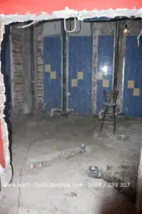 Изкъртена стая със сини плочки