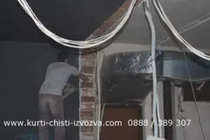 Работник кърти тухла