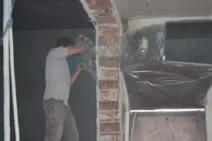 Друг изглед на работник къртещ тухла