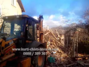 Събаряне на сграда с багер