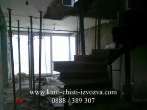 Друг изглед на стая със подпори на тавана