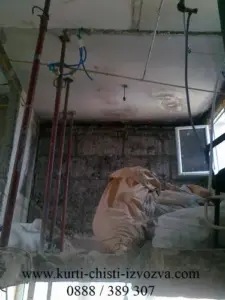 Изглед на таван от дупка в пода