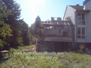 Събаря къща