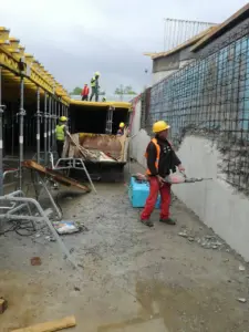 Човек кърти с къртач кърти дум