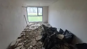 Изкъртен под и пълни чували със строителни отпадъци