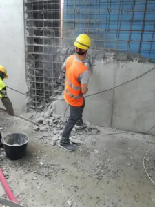 Човек кърти армирана стена кърти дум