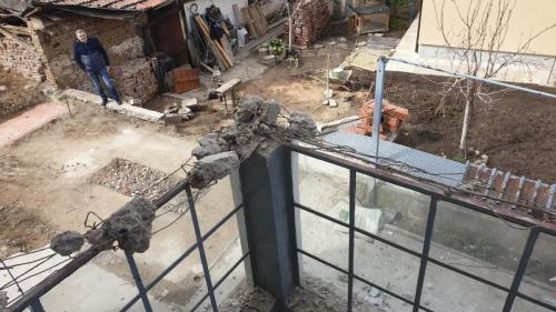 Къртене на бетон и тухла в частен обект в село Герман